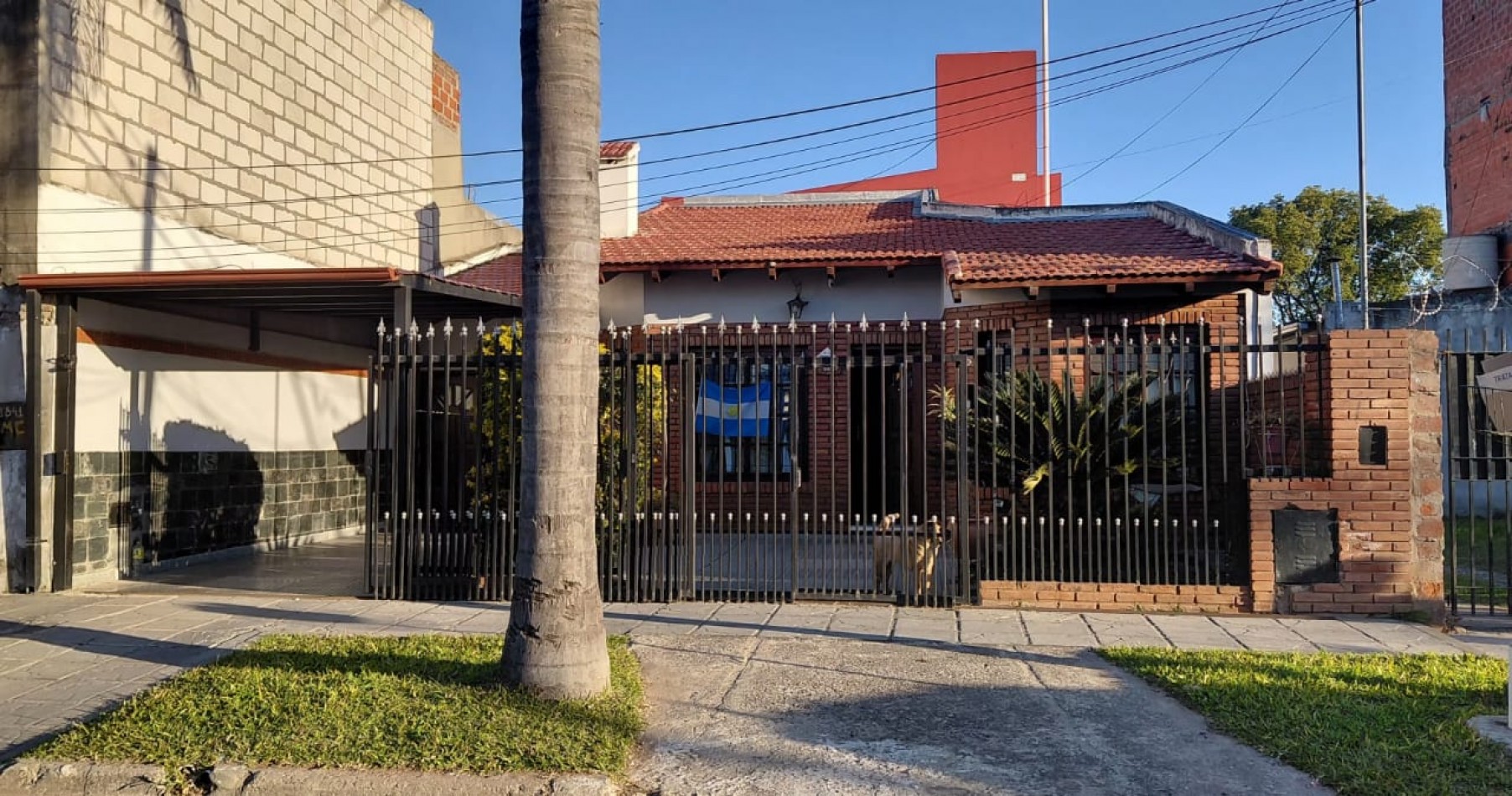 Casa a la Venta con Piscina y Quincho- VIEYTES 1847