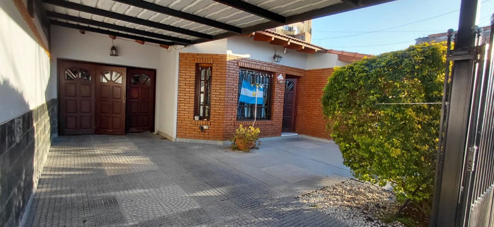 Casa a la Venta con Piscina y Quincho- VIEYTES 1847