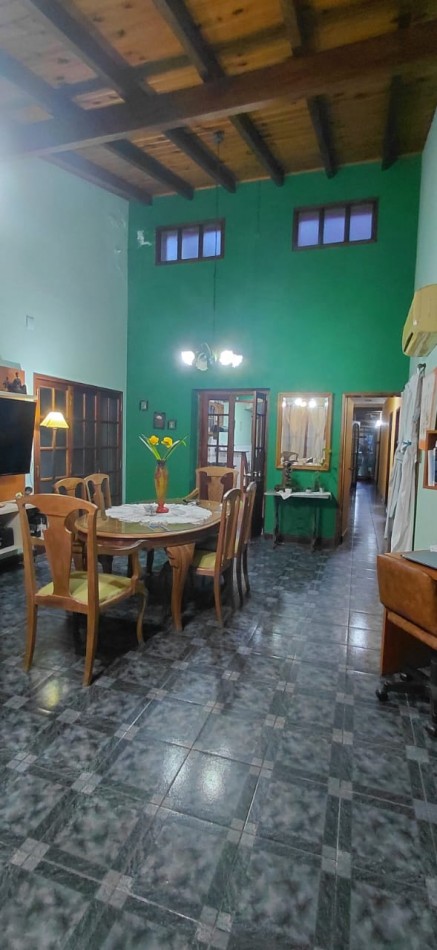 Casa a la Venta con Piscina y Quincho- VIEYTES 1847