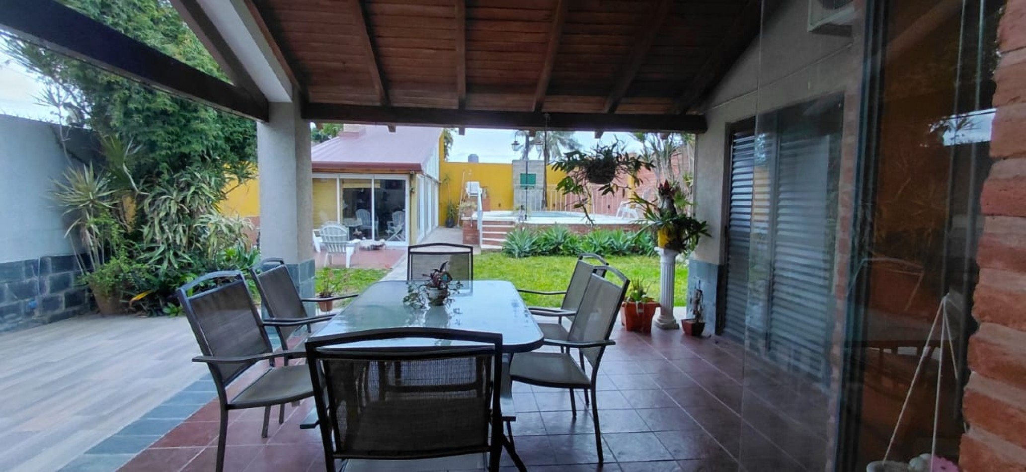 Casa a la Venta con Piscina y Quincho- VIEYTES 1847