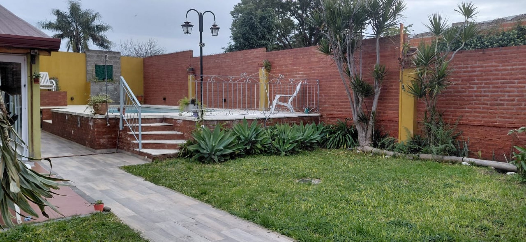 Casa a la Venta con Piscina y Quincho- VIEYTES 1847