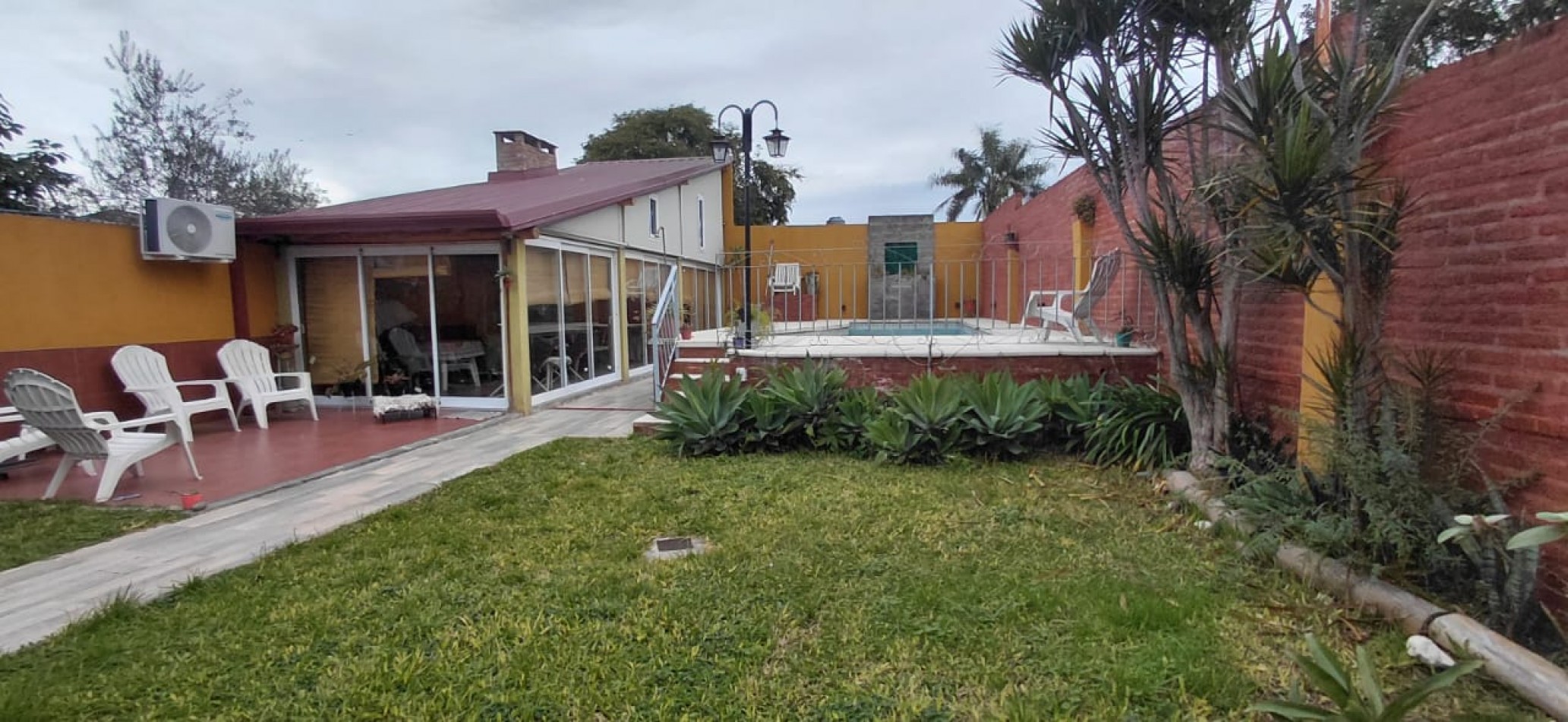 Casa a la Venta con Piscina y Quincho- VIEYTES 1847