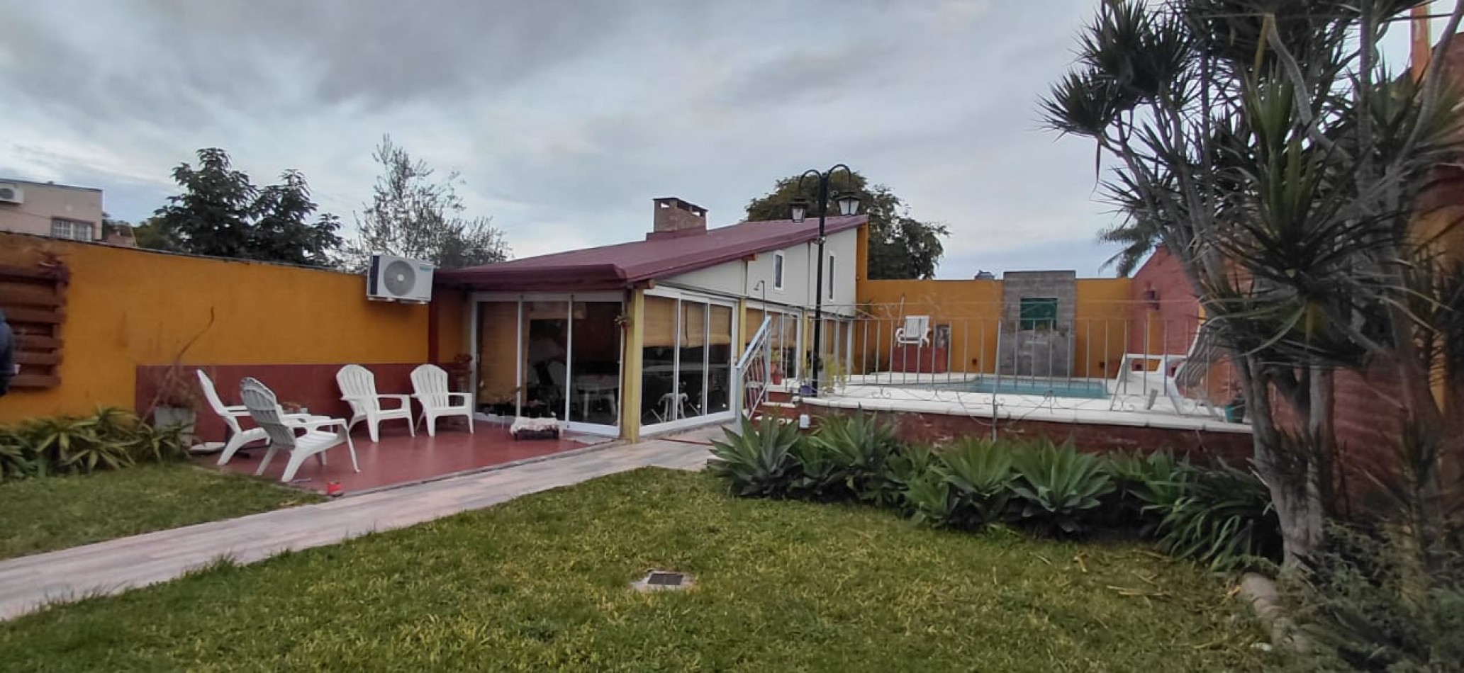 Casa a la Venta con Piscina y Quincho- VIEYTES 1847