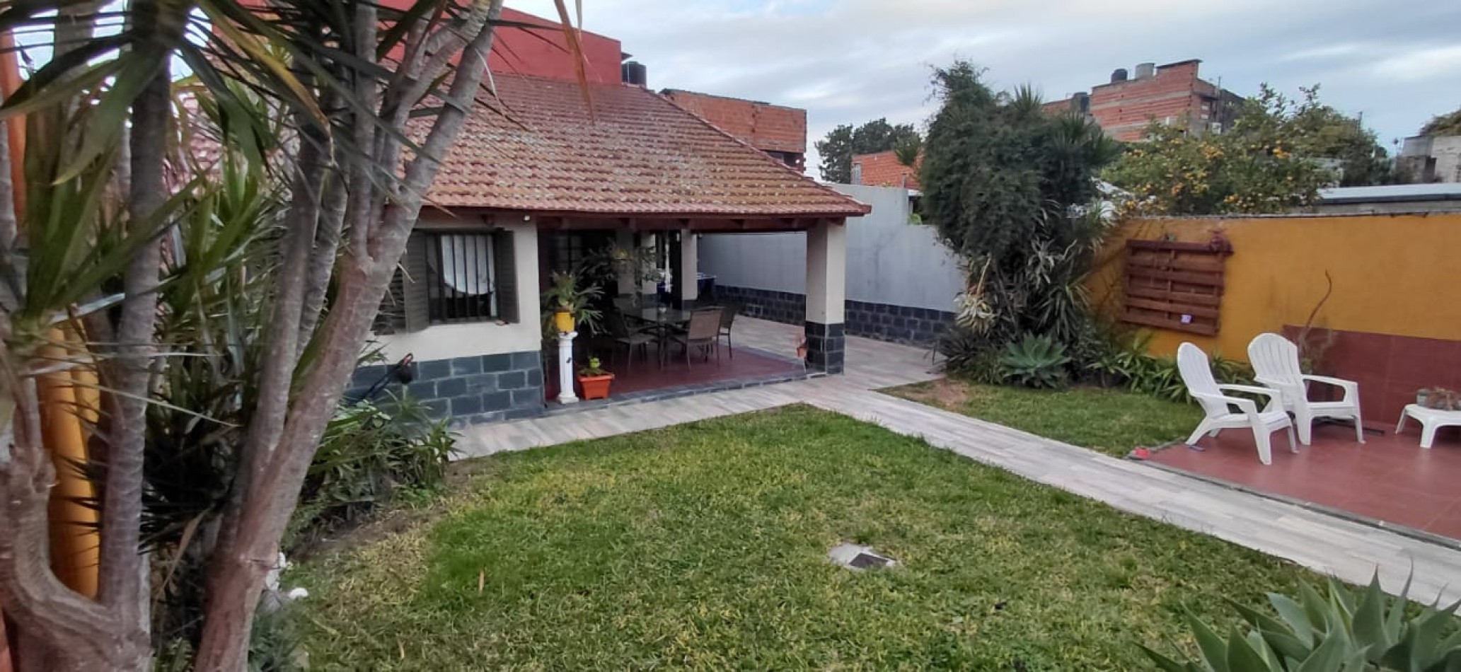 Casa a la Venta con Piscina y Quincho- VIEYTES 1847